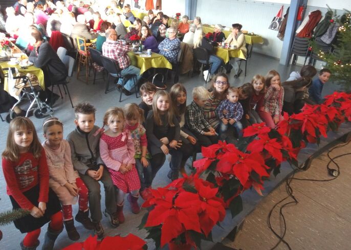 Nacker Kinder vor ihrem Auftritt